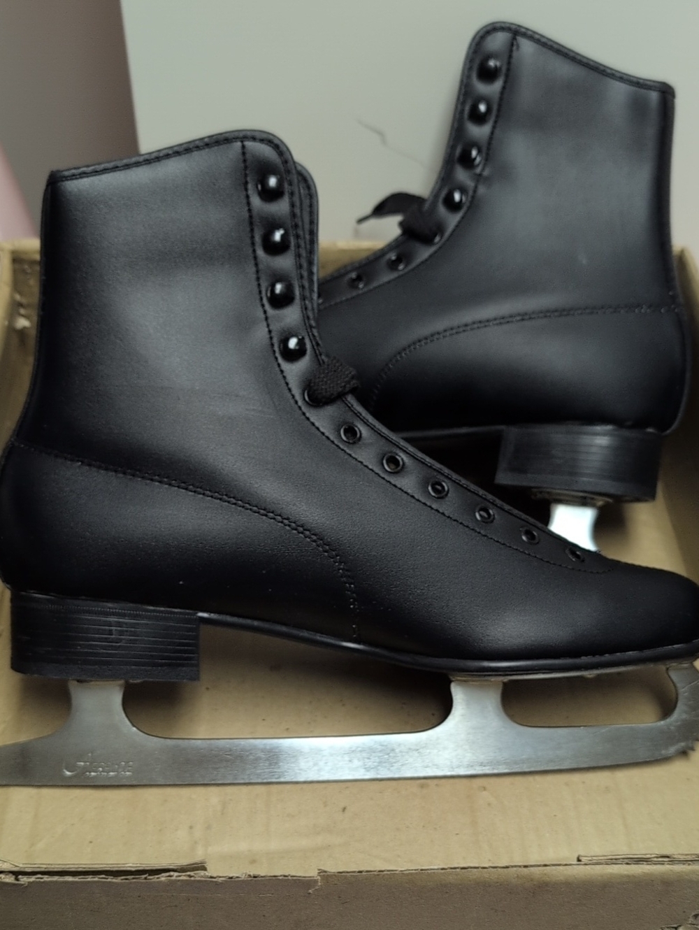 Never Worn Men's Black Leather Figure Skates Size 10